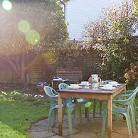 Quaint Coastal Cottage - 5 Mins From Beach