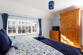 Quaint Coastal Cottage - 5 Mins From Beach