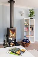 Quaint Coastal Cottage - 5 Mins From Beach