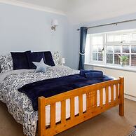 Quaint Coastal Cottage - 5 Mins From Beach