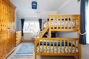 Quaint Coastal Cottage - 5 Mins From Beach