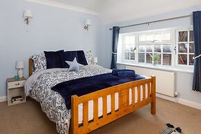 Quaint Coastal Cottage - 5 Mins From Beach