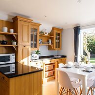 Quaint Coastal Cottage - 5 Mins From Beach