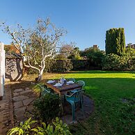 Quaint Coastal Cottage - 5 Mins From Beach