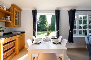 Quaint Coastal Cottage - 5 Mins From Beach