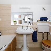 Quaint Coastal Cottage - 5 Mins From Beach