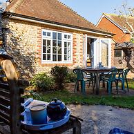 Quaint Coastal Cottage - 5 Mins From Beach