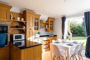 Quaint Coastal Cottage - 5 Mins From Beach