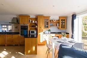 Quaint Coastal Cottage - 5 Mins From Beach