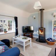 Quaint Coastal Cottage - 5 Mins From Beach