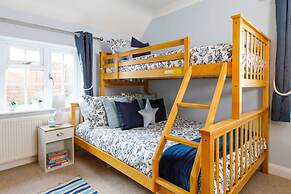 Quaint Coastal Cottage - 5 Mins From Beach