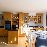 Quaint Coastal Cottage - 5 Mins From Beach