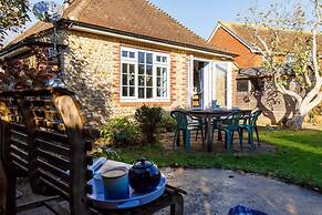 Quaint Coastal Cottage - 5 Mins From Beach