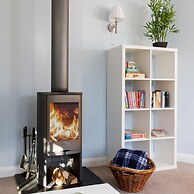 Quaint Coastal Cottage - 5 Mins From Beach