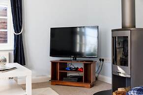 Quaint Coastal Cottage - 5 Mins From Beach