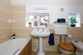 Quaint Coastal Cottage - 5 Mins From Beach