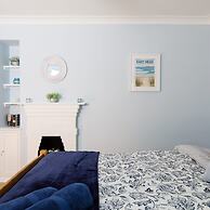 Quaint Coastal Cottage - 5 Mins From Beach