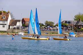 Quaint Coastal Cottage - 5 Mins From Beach