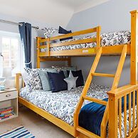 Quaint Coastal Cottage - 5 Mins From Beach