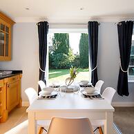 Quaint Coastal Cottage - 5 Mins From Beach