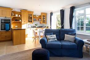 Quaint Coastal Cottage - 5 Mins From Beach