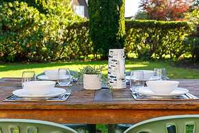 Quaint Coastal Cottage - 5 Mins From Beach