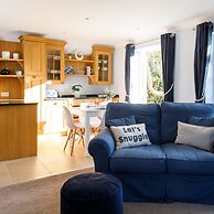 Quaint Coastal Cottage - 5 Mins From Beach