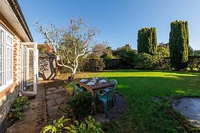 Quaint Coastal Cottage - 5 Mins From Beach
