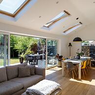 Gorgeous Home for 12 - Walk to Beach - Sea View