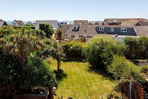 Gorgeous Home for 12 - Walk to Beach - Sea View