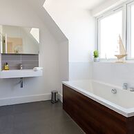 Gorgeous Home for 12 - Walk to Beach - Sea View