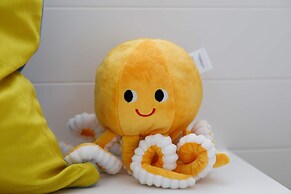 Gorgeous Home for 12 - Walk to Beach - Sea View