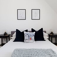 Gorgeous Home for 12 - Walk to Beach - Sea View