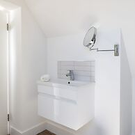 Gorgeous Home for 12 - Walk to Beach - Sea View