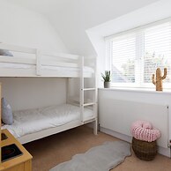 Gorgeous Home for 12 - Walk to Beach - Sea View