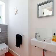 Gorgeous Home for 12 - Walk to Beach - Sea View