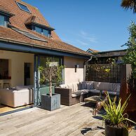 Gorgeous Home for 12 - Walk to Beach - Sea View