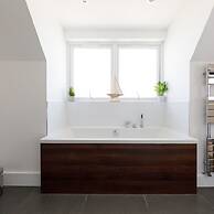 Gorgeous Home for 12 - Walk to Beach - Sea View