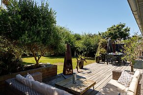 Gorgeous Home for 12 - Walk to Beach - Sea View