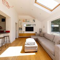 Gorgeous Home for 12 - Walk to Beach - Sea View