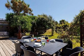 Gorgeous Home for 12 - Walk to Beach - Sea View