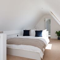 Gorgeous Home for 12 - Walk to Beach - Sea View