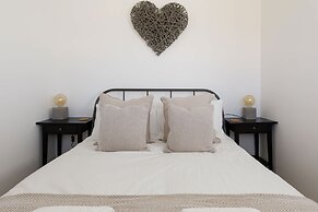 Gorgeous Home for 12 - Walk to Beach - Sea View