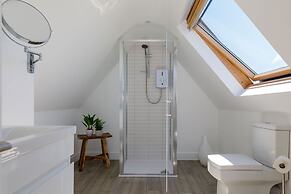 Gorgeous Home for 12 - Walk to Beach - Sea View