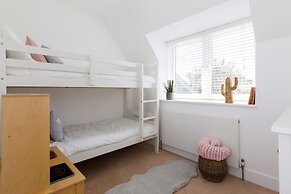 Gorgeous Home for 12 - Walk to Beach - Sea View