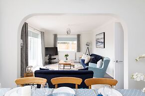 Coastal Retreat for 8 With Hot Tub - Walk to Beach