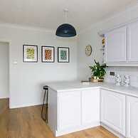 Coastal Retreat for 8 With Hot Tub - Walk to Beach