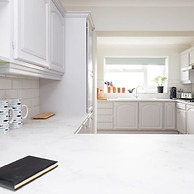 Coastal Retreat for 8 With Hot Tub - Walk to Beach