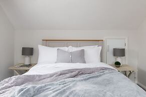 Coastal Retreat for 8 With Hot Tub - Walk to Beach