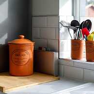 Coastal Retreat for 8 With Hot Tub - Walk to Beach